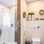 Helles Bad Mit Dusche | Badezimmer Gestalten Pertaining To Badezimmer Muster