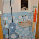 File:ddr-Museum Berlin Bad Mit Toilette - Wikimedia Commons pertaining to Ddr Badezimmer