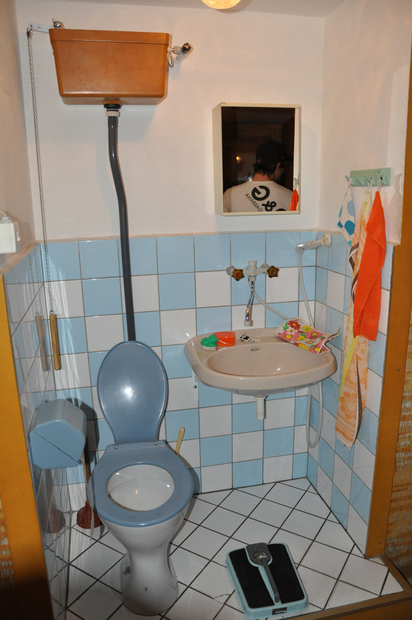 File:ddr-Museum Berlin Bad Mit Toilette - Wikimedia Commons pertaining to Ddr Badezimmer