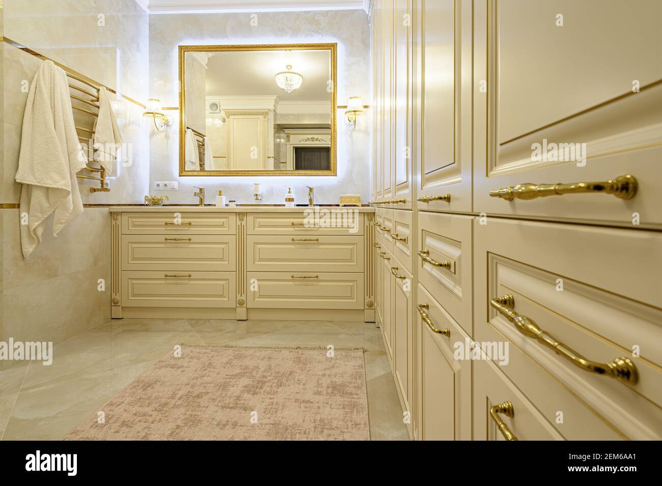 Modernes Luxus-Badezimmer In Beige Und Gold Stockfotografie - Alamy within Badezimmer Gold