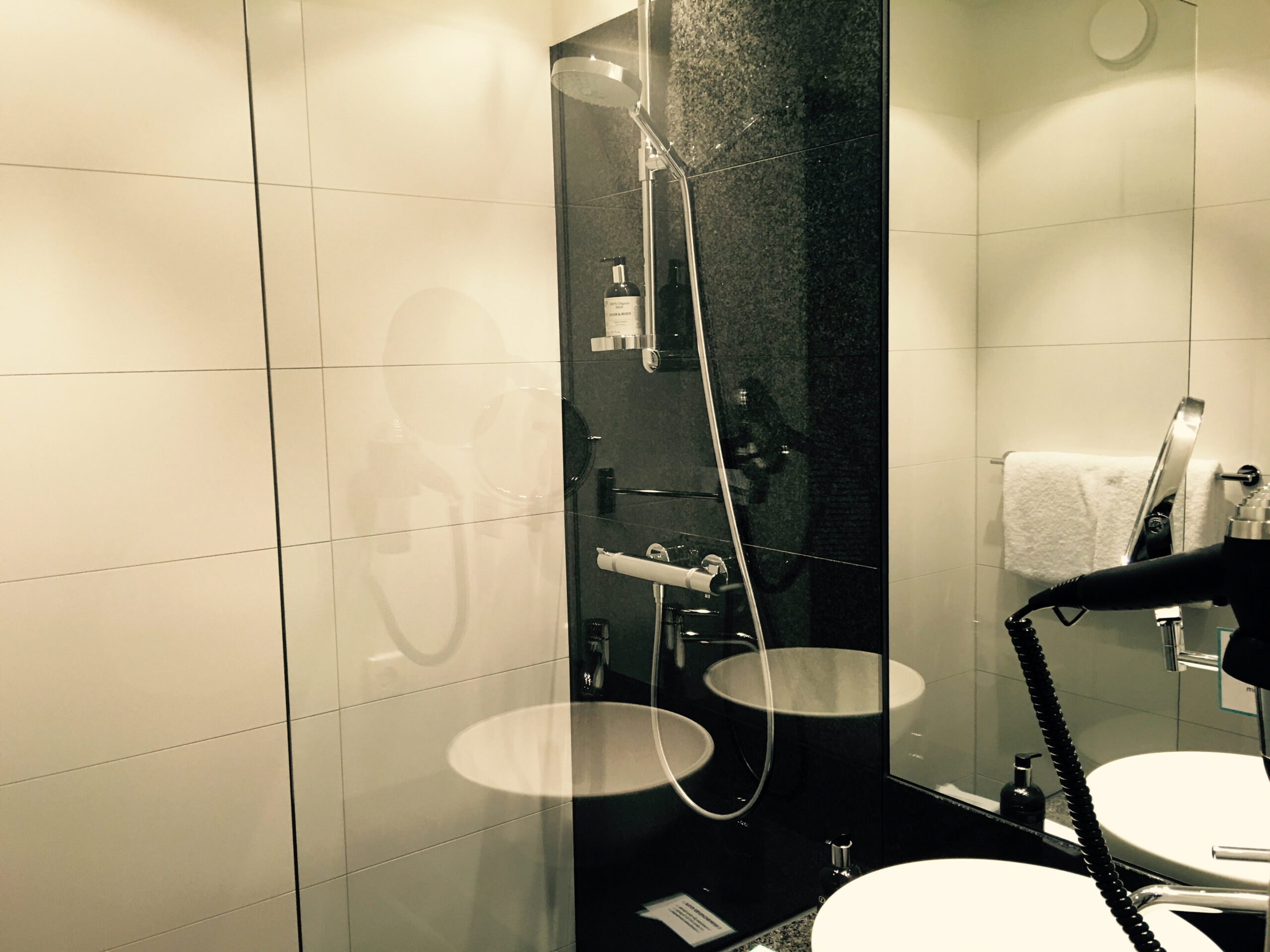 Motel One Stuttgart-Bad Cannstatt Badezimmer › Küchenflug with Motel One Badezimmer