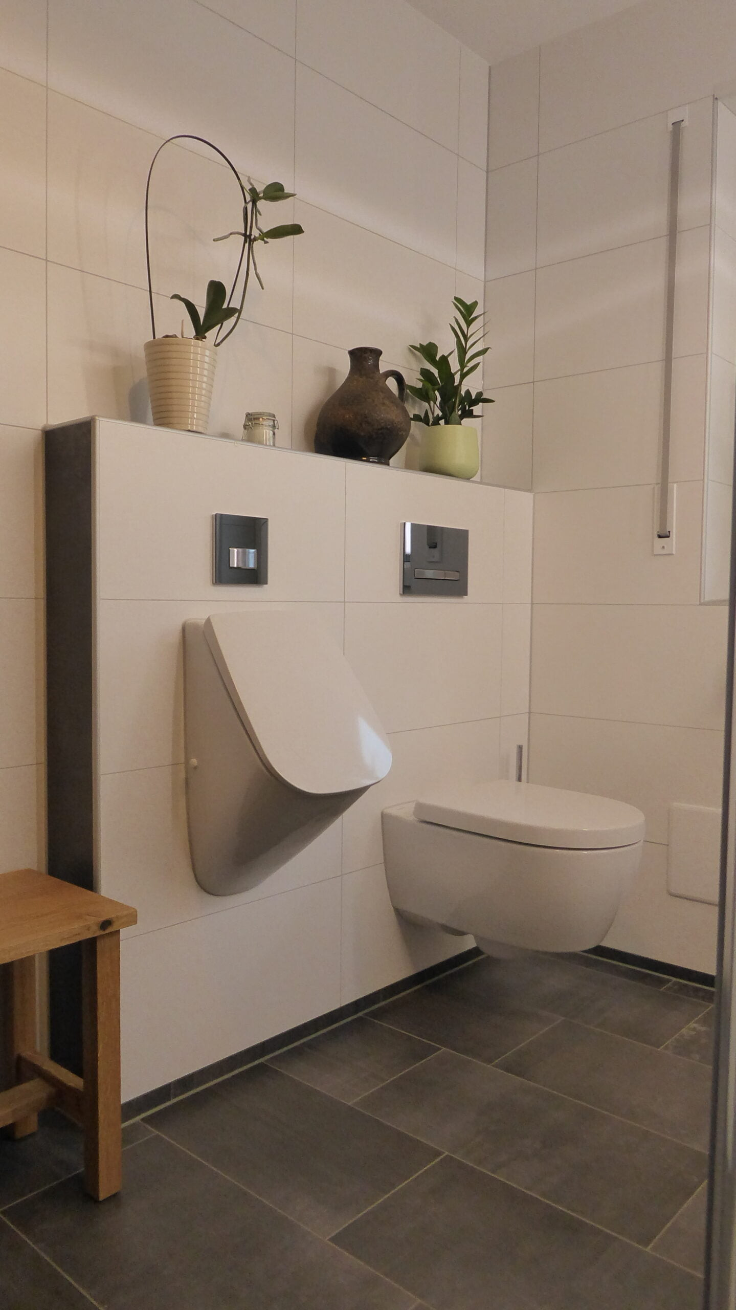 Modernes, Pflegeleichtes Bad Mit Spülrandlosem Wc Und Urinal regarding Badezimmer Toilette